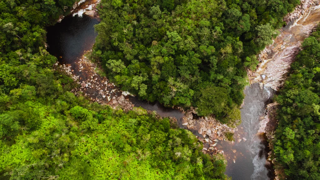 Vista do encontro do rio Lapinha com o rio Funis, no Vale do Pati