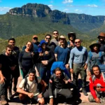 Grupo de trilheiros em feriado no Mirante do Vale do Pati. Morro Branco e do Castelo ao fundo. Guias da XandyTrekking.