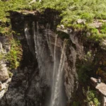 Cachoeirão por Cima com bastante água em estação chuvosa no trekking do vale do pati
