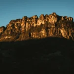 Morro da Lapinha com sol à pino. Vale do Pati