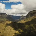 Mirante do Vale do Pati, na Chapada Diamantina, com Montanhas, vegetação e céu azul ao fundo
