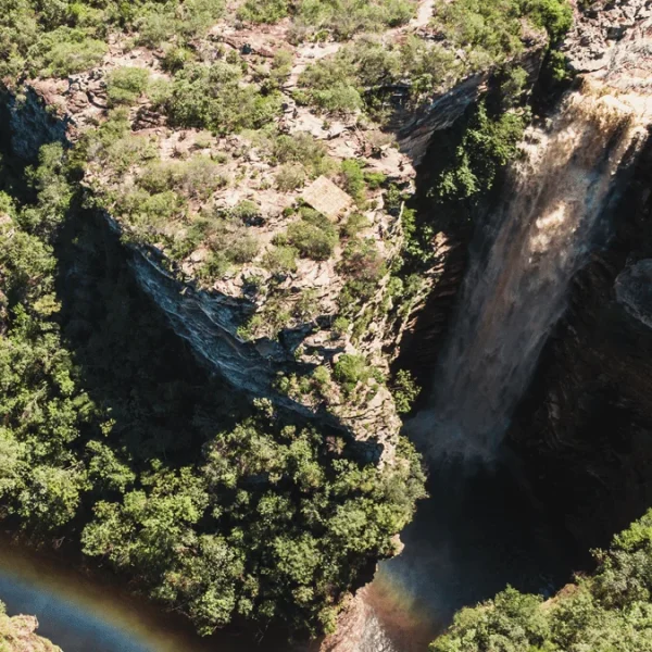Vista aérea da Cachoeira do Buracão, com formação de arco-íris graças ao vapor d'água.
