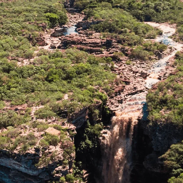 Vista aérea da queda da Cachoeira do Buracão, na Chapada Diamantina.