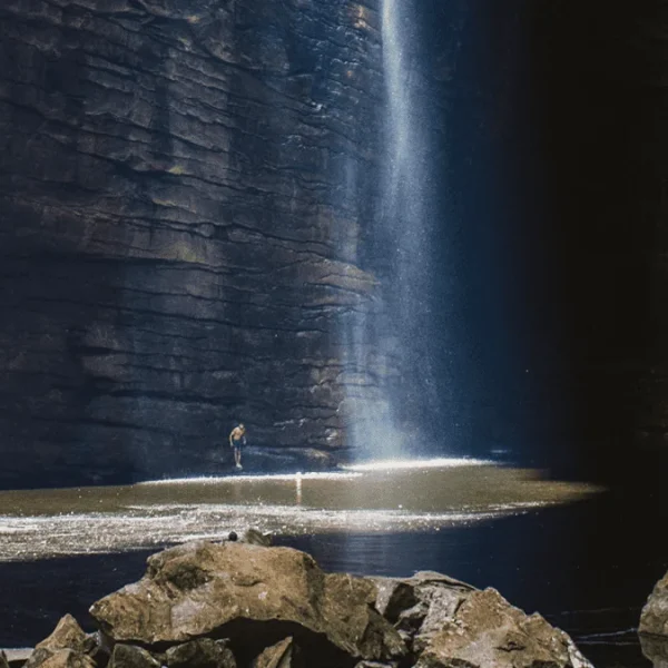 Homens no poço da cachoeira da Fumacinha, em Trekking no Parque Nacional da Chapada Diamantina.