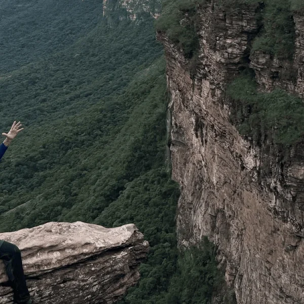 Turista comemora chegada em Mirante no Cachoeirão por Cima, Chapada Diamantina