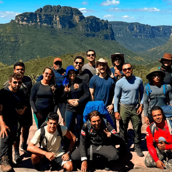 Grupo de trilheiros em feriado no Mirante do Vale do Pati. Morro Branco e do Castelo ao fundo. Guias da XandyTrekking.