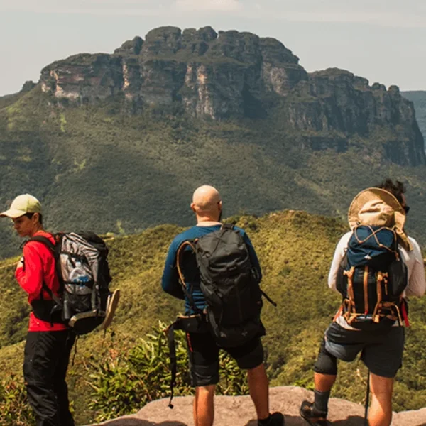 Grupo de trilheiros visualizam Mirante no Vale do Pati. Trekking na Chapada Diamantina
